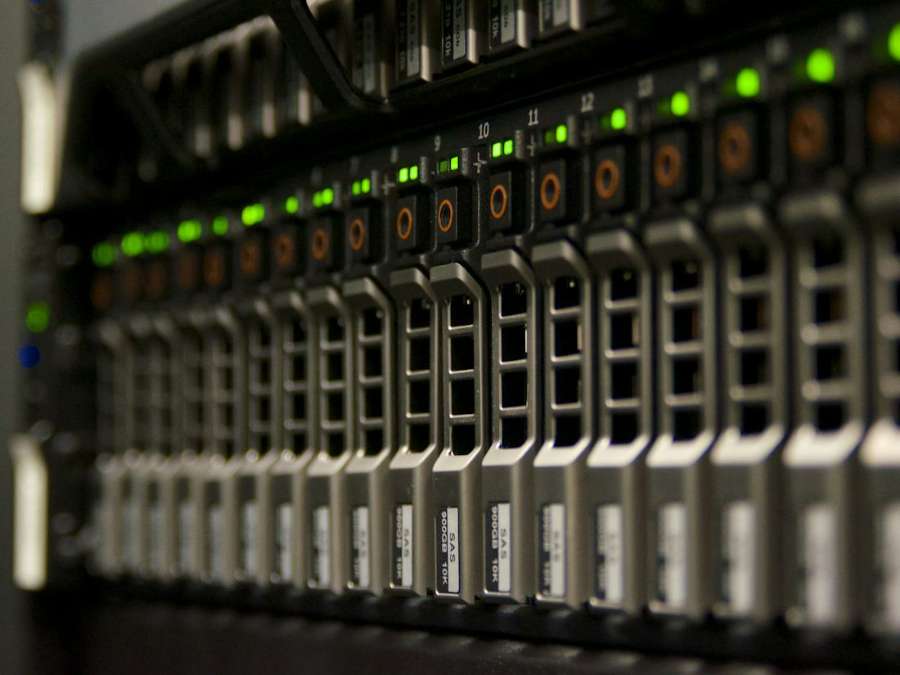 Serverrack met groene statuslampjes