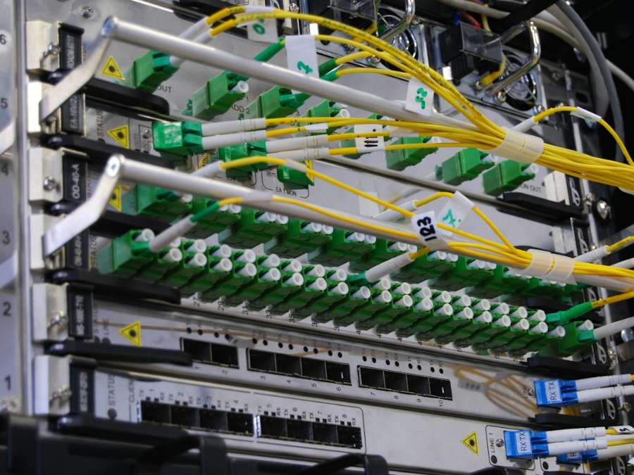 Glasvezel- en netwerkkabels op een switch in een rack